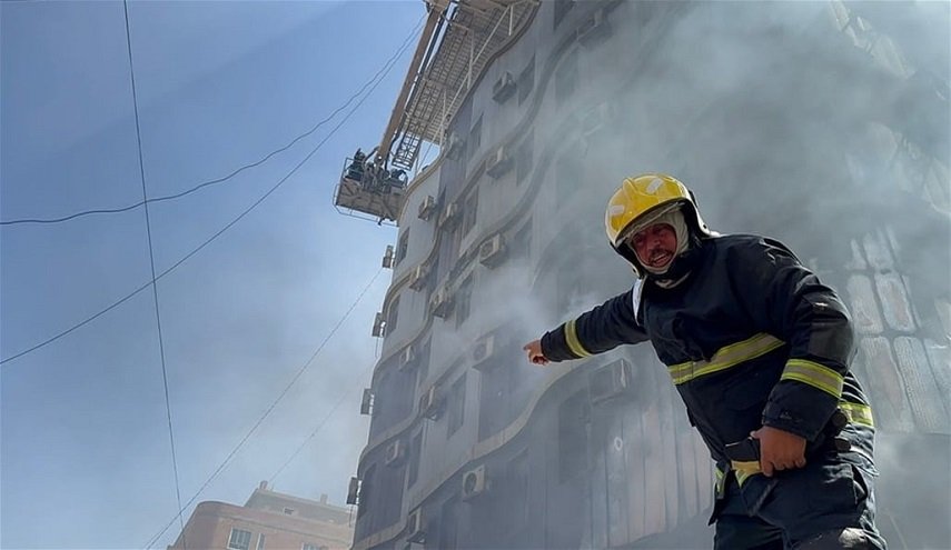 إنقاذ 20 زائراً من حريق نشب بأعلى بناية فندق في النجف الاشرف+صور