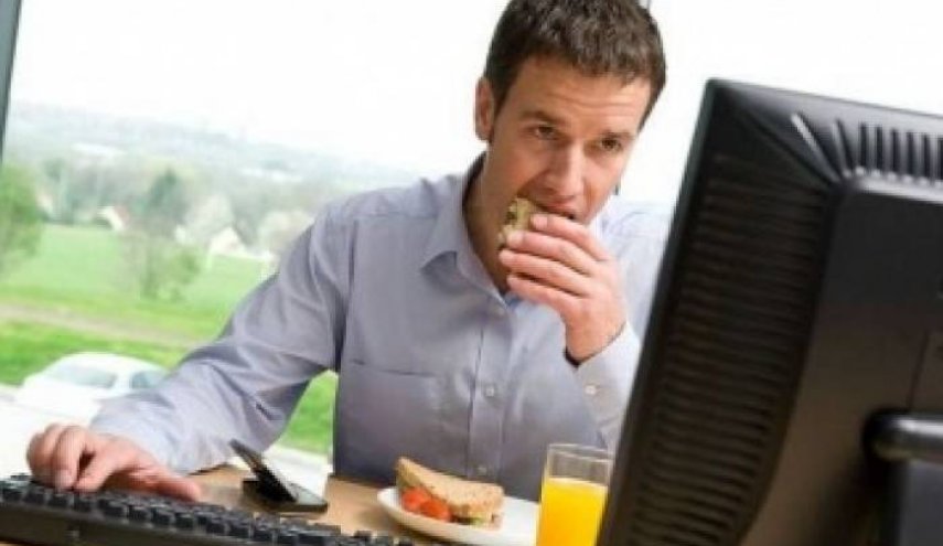 لماذا يجب عليك تجنب تناول الغداء في مكتبك؟