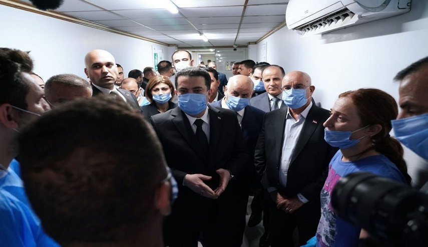 رئيس الوزراء العراقي يزور المصابين في حادثة حريق الحمدانية