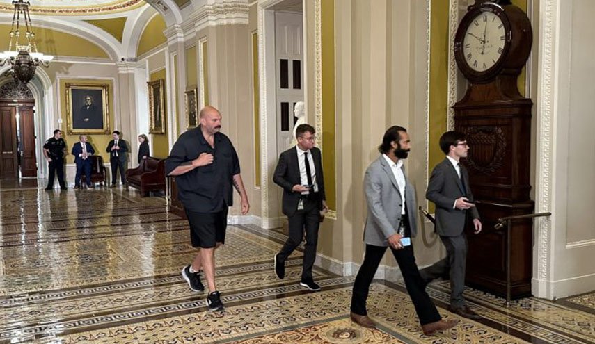 بعد ضجة السراويل القصيرة.. الشيوخ الأمريكي يمنع ارتداء ملابس غير رسمية في المجلس