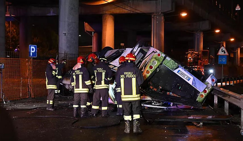 سقوط اتوبوس از روی پل در ونیز ایتالیا؛ دست‌کم ۲۰ نفر کشته شدند+عکس