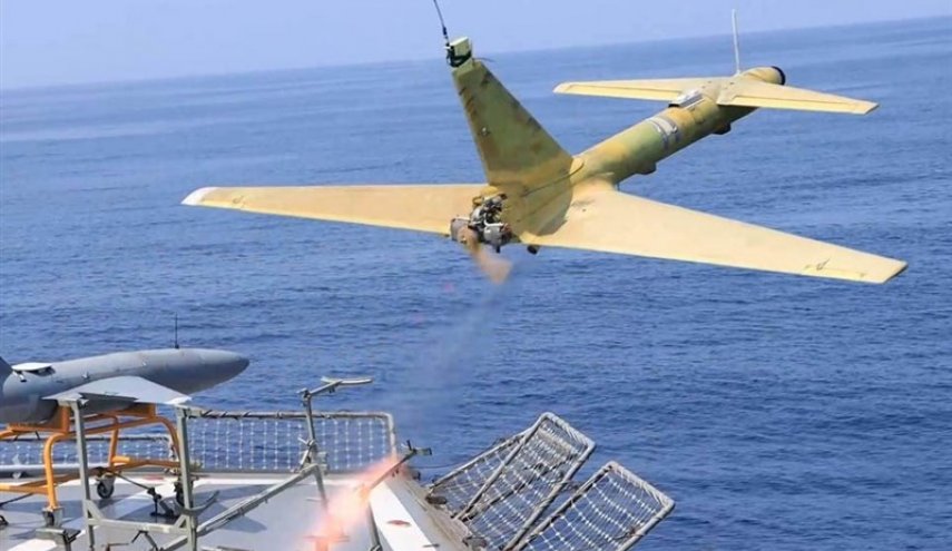 مناورات الجيش الإيراني.. طائرة أبابيل 2 المسيرة تدمر هدفاً بحرياً