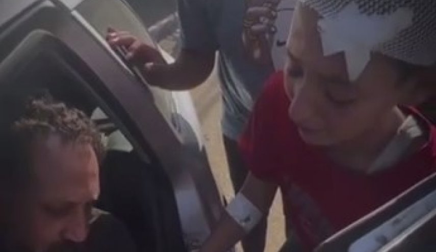 گریه های کودک زخمی که برادرش را در بمباران غزه از دست داده است+ ویدیو