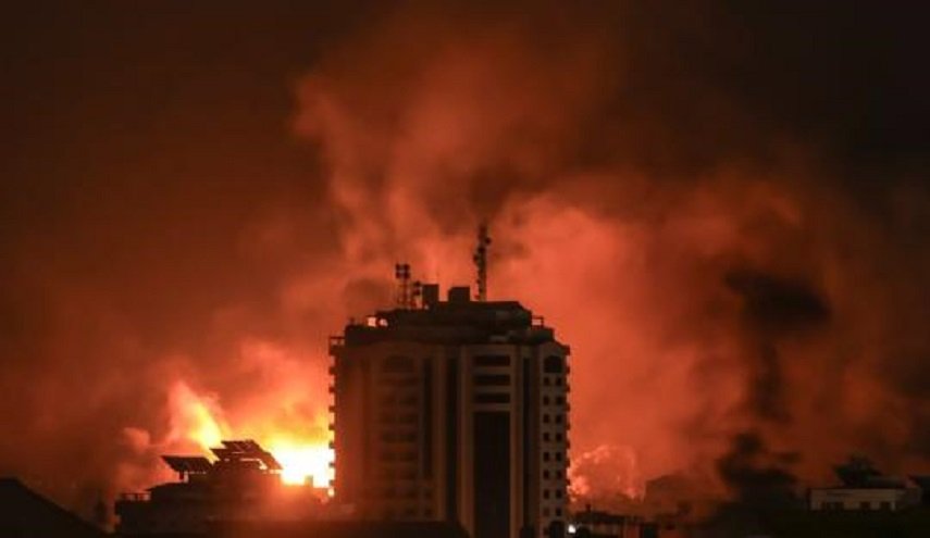 قصف صهيوني مكثف على غزة وانقطاع الاتصالات والإنترنت