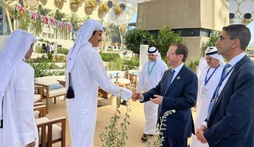 واکنش‌ها به دست دادن امیر قطر و رئیس رژیم اسرائیل در کنفرانس تغییرات اقلیمی