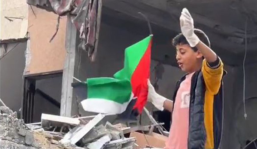 اطفال غزة: لن ندع علم فلسطين يسقط ارضا+ فيديو