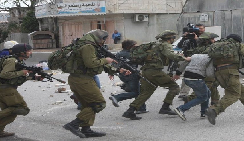 بينهم سيدتان.. الإحتلال يعتقل 50 فلسطينيا بالضفة