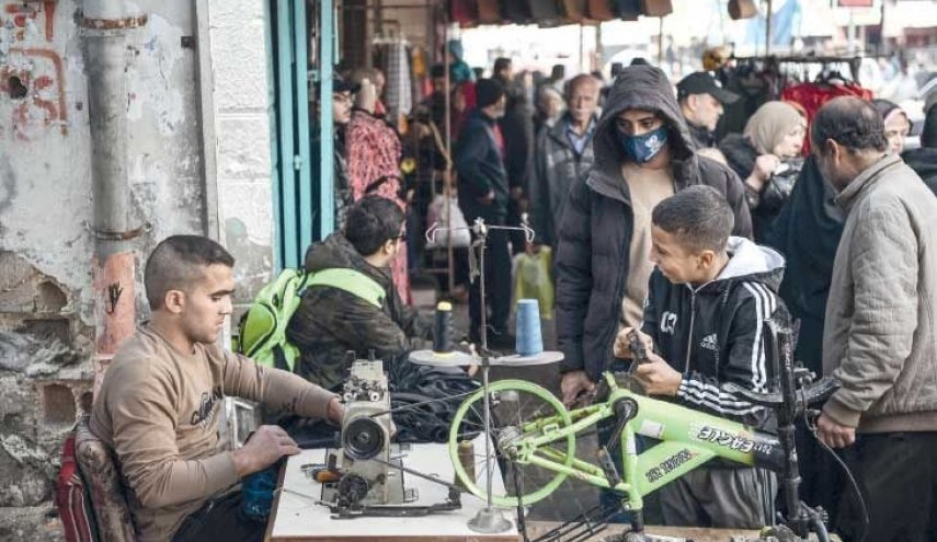 الخياطة في غزة.. عجلة دراجة هوائية بديلة عن الطاقة! (صورة)
