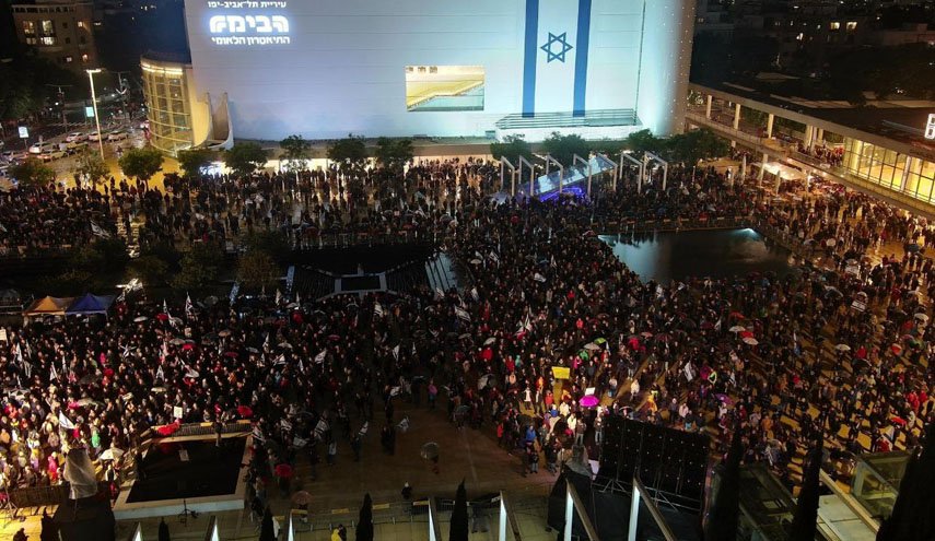 هزاران معترض در تل آویو خواستار کناره گیری نتانیاهو شدند