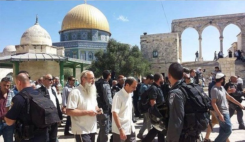  بحماية شرطة الاحتلال.. عشرات المستوطنين يقتحمون  المسجد الأقصى