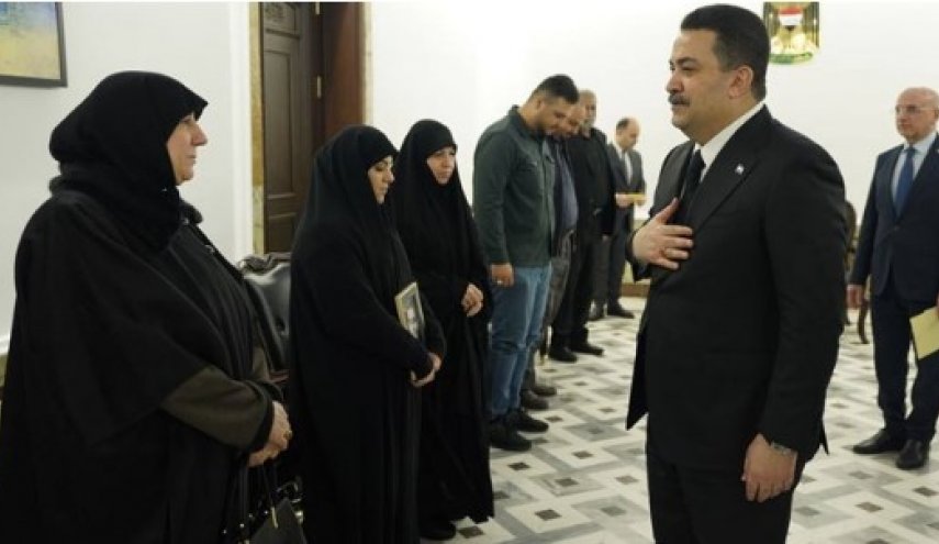 دیدار نخست وزیر عراق با خانواده شهدای فرودگاه بغداد+تصاویر