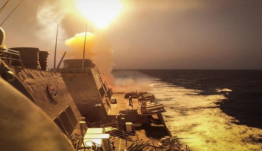واشنطن تؤكد قصف سفينة أمريكية قبالة سواحل اليمن

