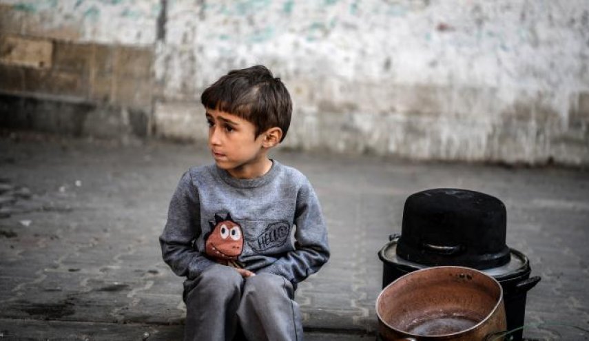 بار سنگین معیشت خانواده بر دوش کودکان غزه
