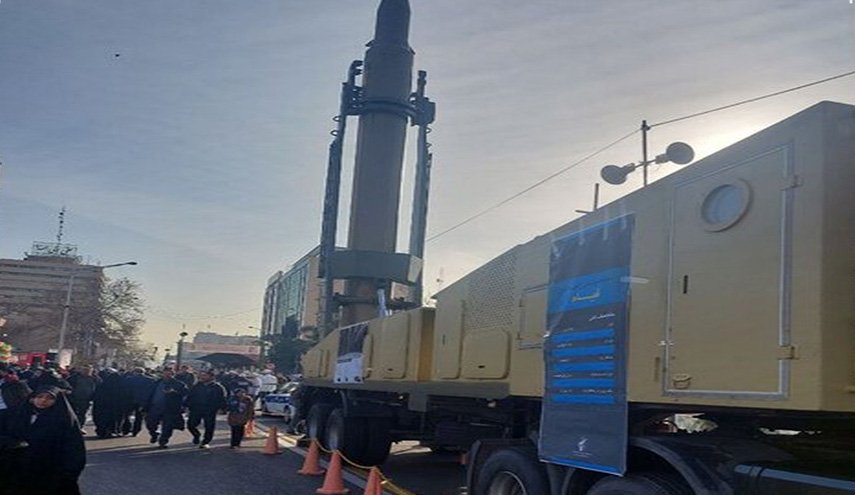 بالصورة.. استعراض صاروخ 'قيام' في شوارع طهران!