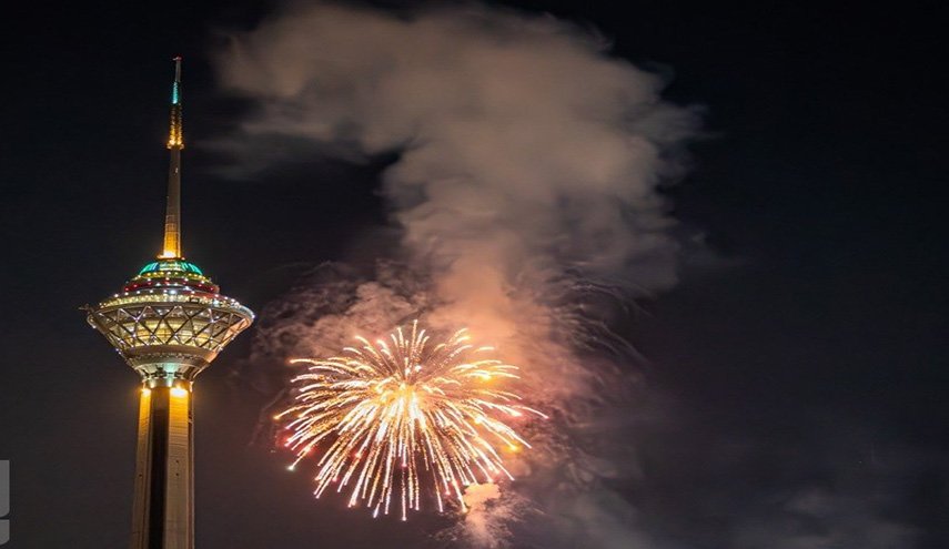 بالصور.. اضاءة أطول برج في إيران لمناسبة ذكرى انتصار الثورة