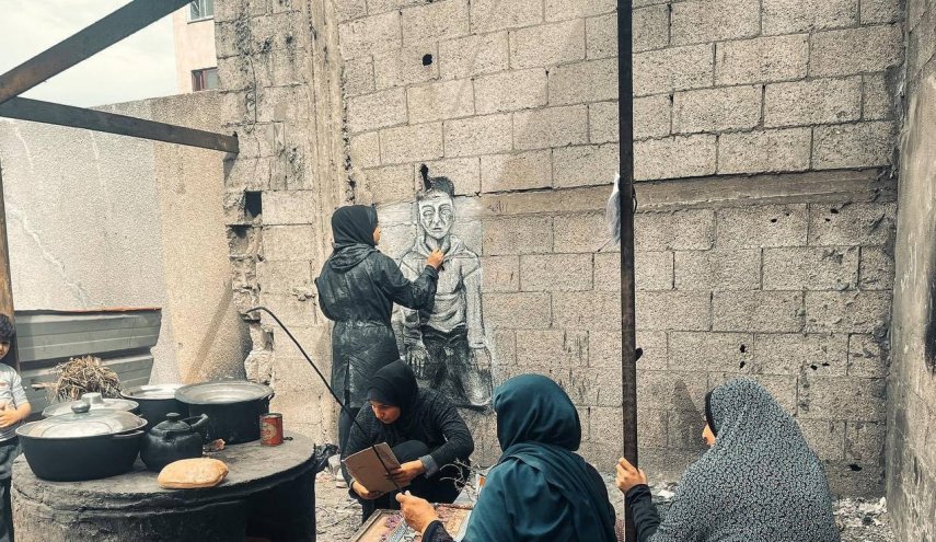 بالصور.. آلام فلسطين في جداريات فتاة في دير البلح!