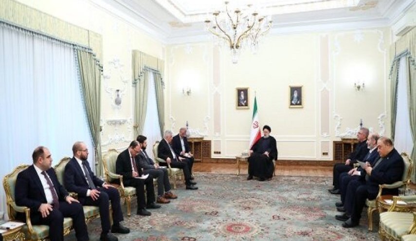 الرئيس الايراني يؤكد على تطوير العلاقات مع ارمينيا