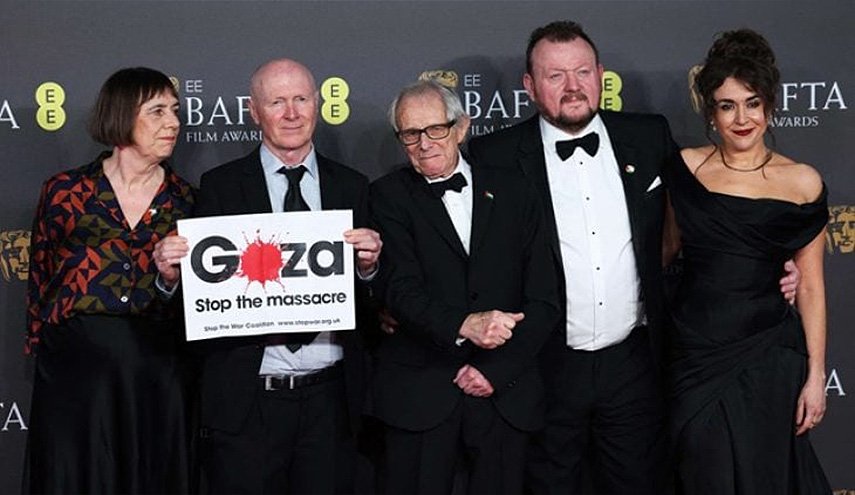 كاتب شهير يتضامن مع غزة رافعا لافتة: 'أوقفوا المذبحة'