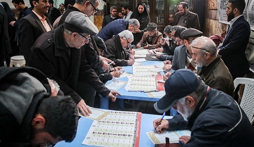 تمديد الاقتراع في جميع مراكز ايران الانتخابية حتى الثامنة مساء