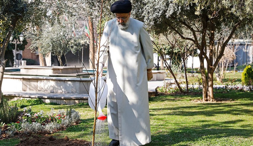رئيس الجمهورية يغرس شجرة بمناسبة يوم التشجير في ايران