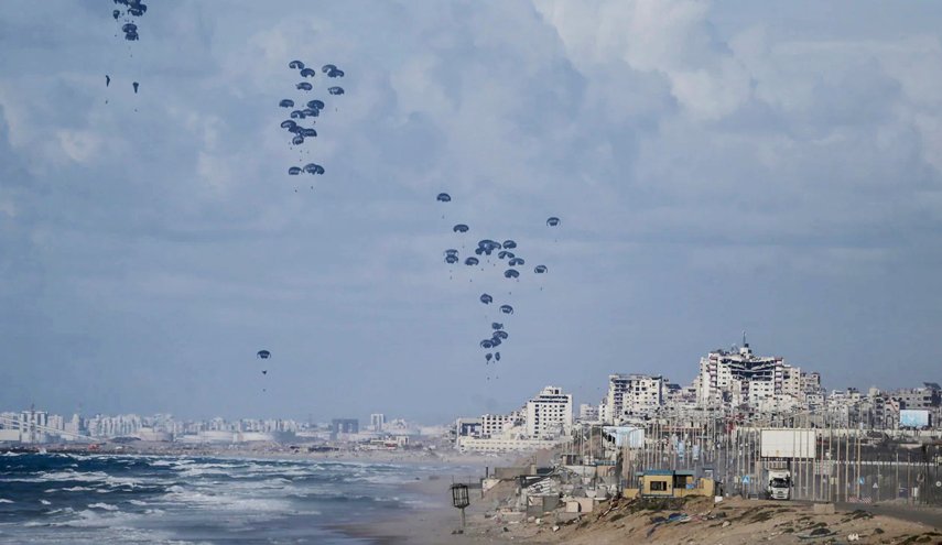 بريطانيا تقرر وقف إسقاط المساعدات بالمظلات على غزة