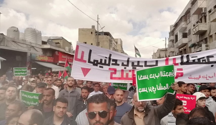 بالصور.. مظاهرات بالأردن تطالب بجسر برّي لكسر حصار التجويع عن غزة