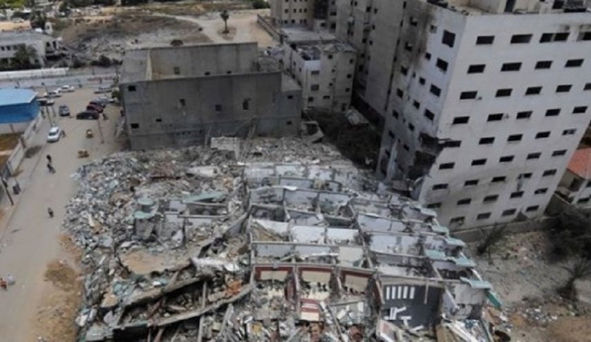 الإحتلال يدمر مقري بلديتي البريج والزوايدة وسط غزة