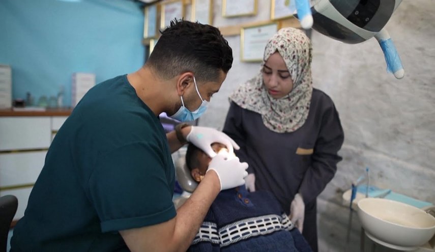 شاهد.. طبيب أسنان يحوّل خيمة النزوح لعيادة لعلاج المرضى في غزة