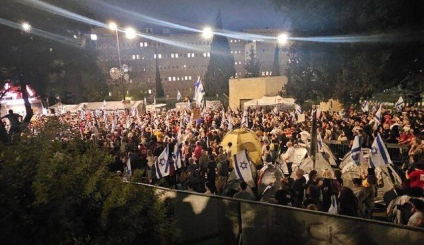 تظاهرات در مقابل ساختمان پارلمان رژیم صهیونیستی علیه سیاست‌های نتانیاهو