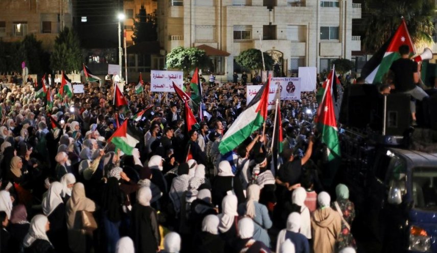أردنيون يطالبون بقطع الجسر البري مع كيان الاحتلال 
