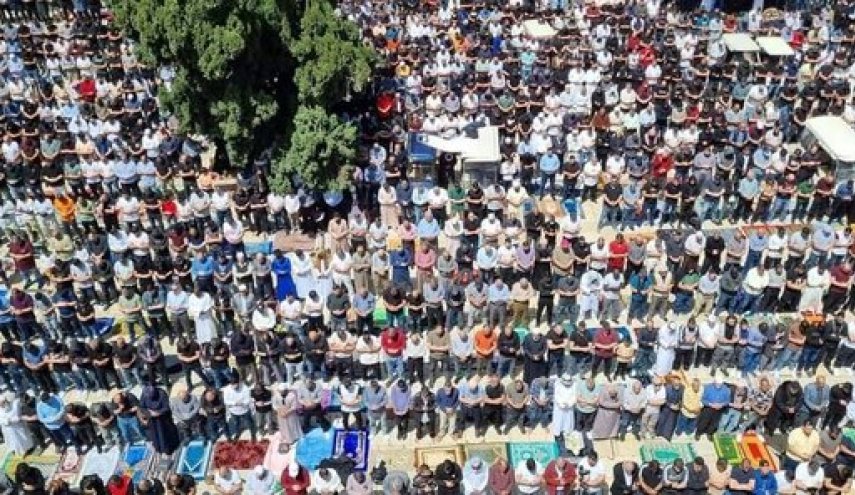 ۱۲۰ هزار فلسطینی آخرین نماز جمعه ماه رمضان را در مسجد الاقصی اقامه کردند
