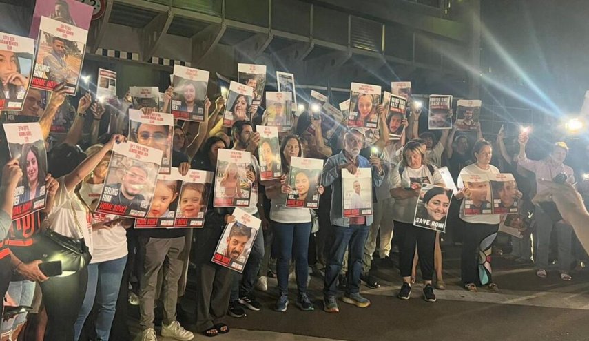 تجمع خانواده اسرای صهیونیست مقابل سفارت قطر در نیویورک
