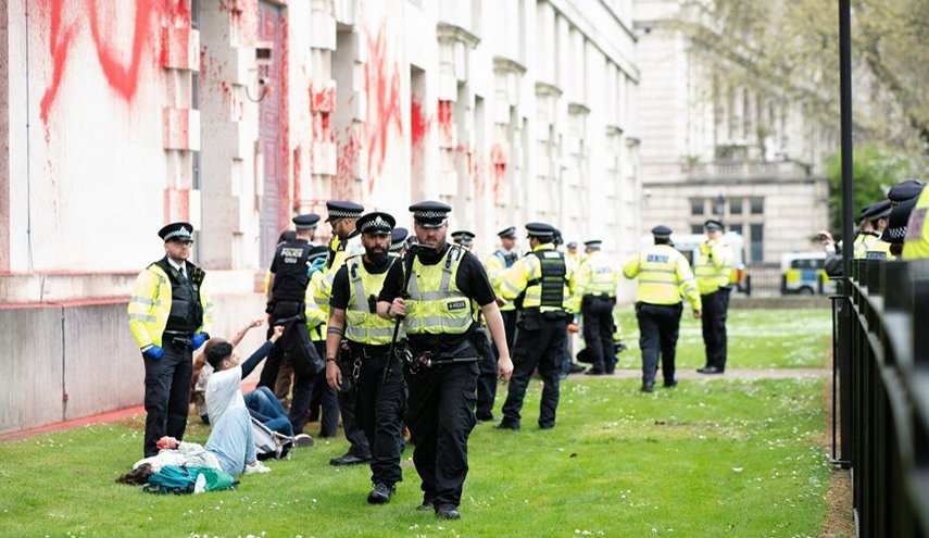 بريطانيا.. اعتقال محتجين أمام وزارة الدفاع ضد بيع الأسلحة للكيان الصهيوني