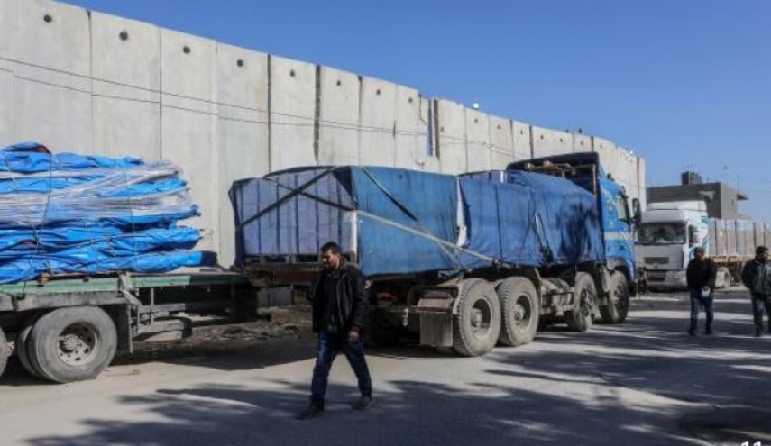 کامیون‌های امداد به غزه همچنان پشت گذرگاه‌ها در انتظارند 