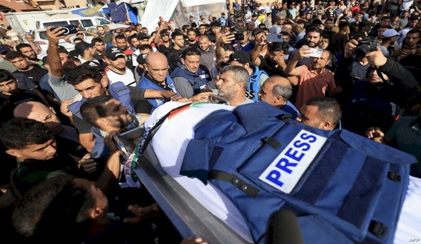 حكومة غزة تدين إستهداف الصحفيين وتطالب العالم السعي لايقاف العدوان الإجرامي