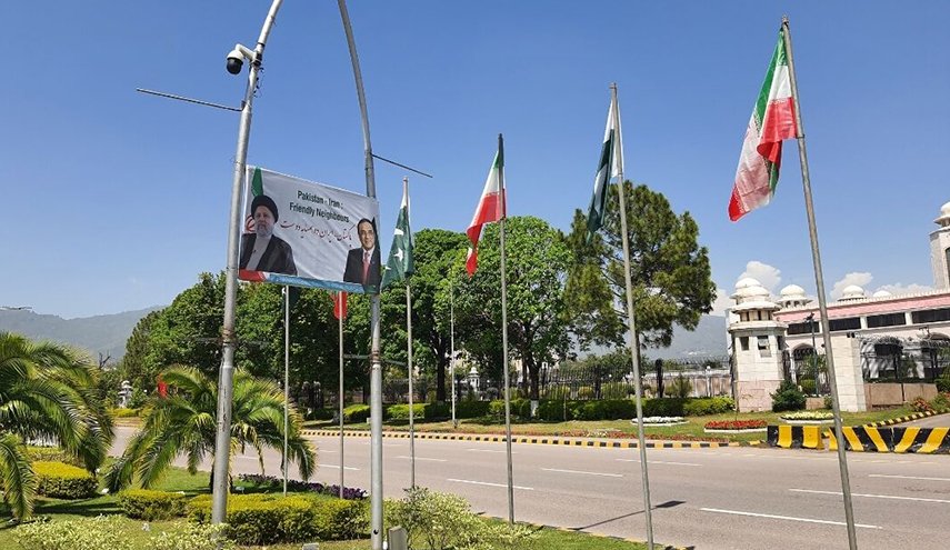 العاصمة الباكستانية تتزين بصور الرئيس الإيراني استعدادا لاستقباله الإثنين