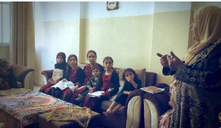 یک زن فلسطینی خانه خود را به مدرسه تبدیل کرد