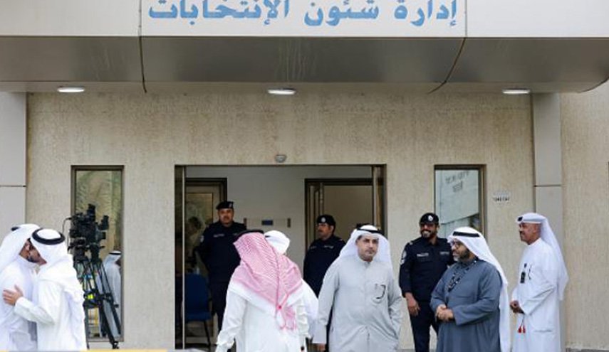 النيابة الکویتیة تعلن حبس وضبط مواطنين لطعنهم في حقوق وسلطات الأمير