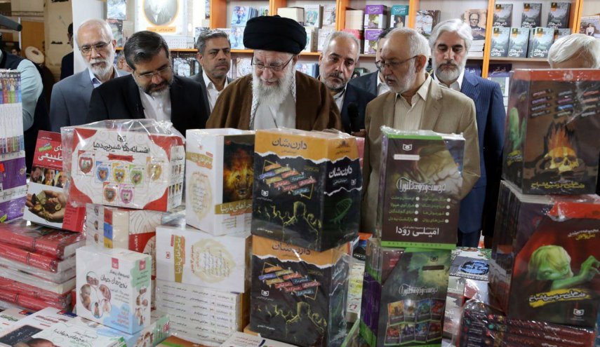 قائد الثورة الاسلامية يزور معرض طهران الدولي للكتاب 
