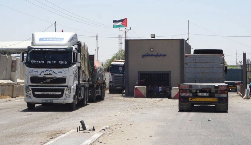 مصر تعلن بدء دخول شاحنات مساعدات لغزة عبر معبر كرم أبو سالم