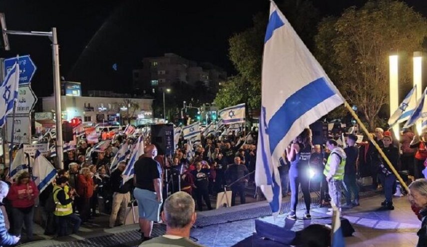 تجمع دوباره خانواده اسرای صهیونیست مقابل منزل نتانیاهو
