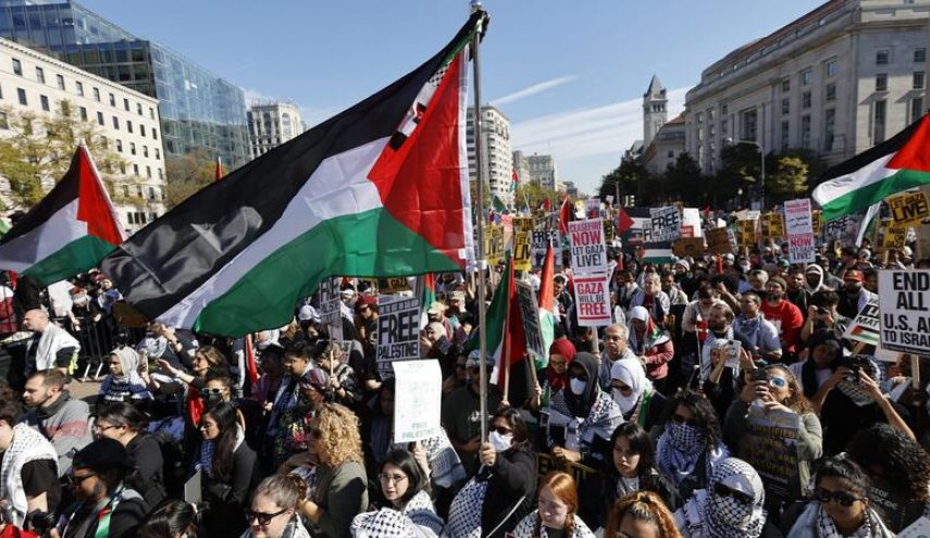 تظاهرات فعالان حامی فلسطین در مقابل اقامتگاه وزیر جنگ 