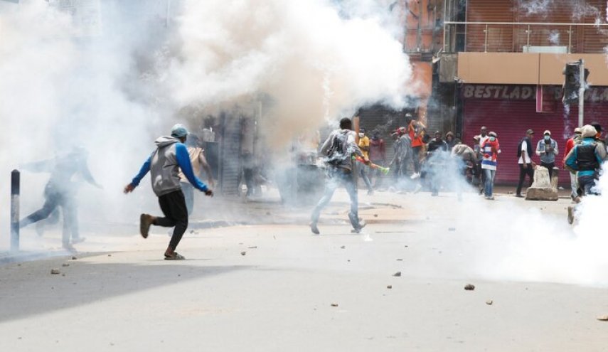 تداوم اعتراضات در کنیا/ پلیس ضد شورش از گاز اشک‌آور استفاده کرد