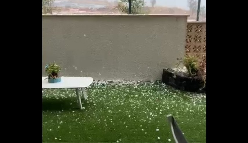 شاهد.. تساقط كثيف للبرد بأحجام كبيرة في حيفا بفلسطين المحتلة