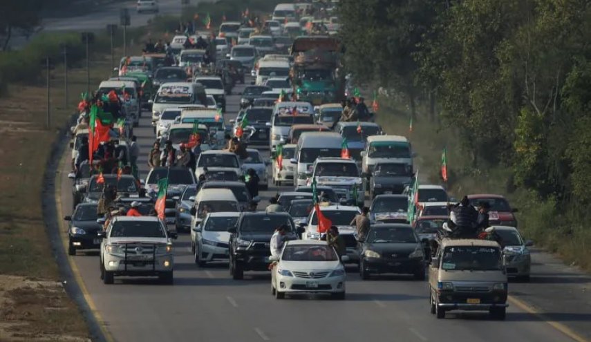 در پاکستان چه خبر است؟/ هواداران عمران خان به خیابان آمدند / هشدار نخست‌وزیر پاکستان به معترضان / احتمال اعلام برقراری حکومت نظامی