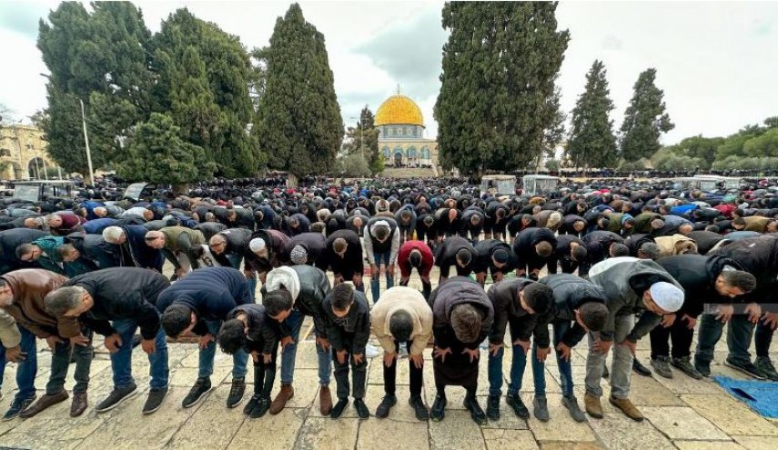 عشرات الآلاف يؤدون صلاة الجمعة بالمسجد الأقصى