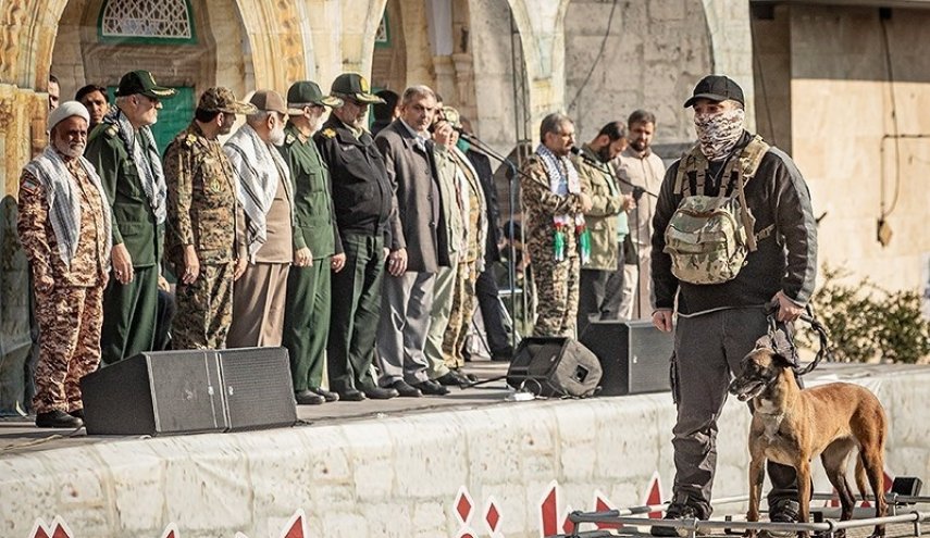 حرس الثورة يقيم مناورة 