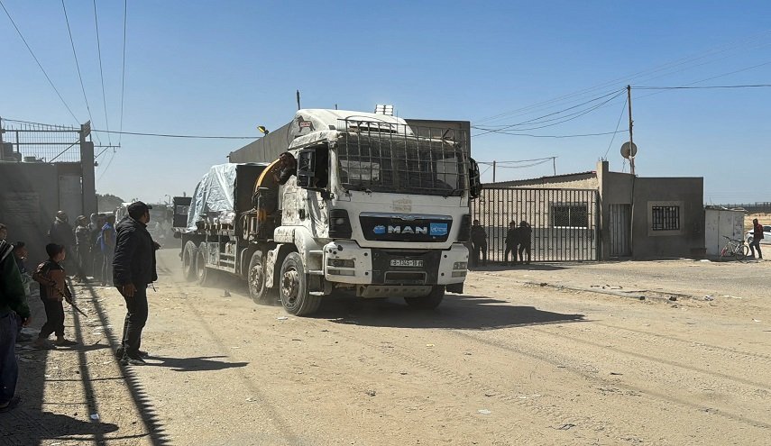 بدء دخول شاحنات المساعدات إلى غزة عبر معبر كرم أبو سالم