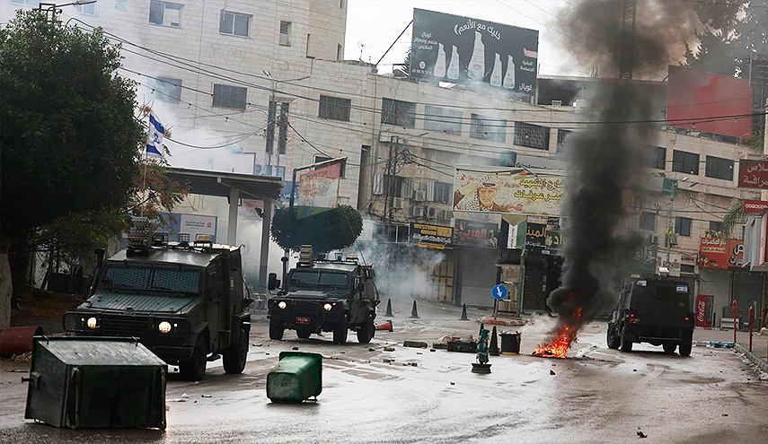 اعتقال 27 فلسطينيا بينهم طالبة جامعية في شمال وجنوب غربي الخليل