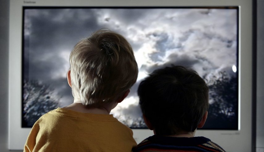 تحذيرات من تأثير الشاشات على تطور اللغة والذكاء لدى الأطفال